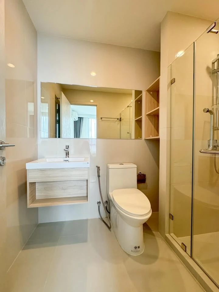 For rent: NUE Noble Ratchada-Ladprao, fully furnished room, ready to move in, complete with amenities. Hurry and reserve now!
