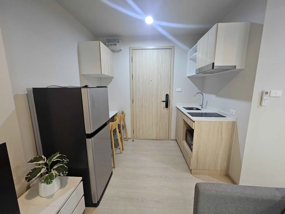For rent, Nue Noble Ngamwongwan, 21st floor, beautiful view, cheap price, convenient, complete here. If you miss it, you will regret it.