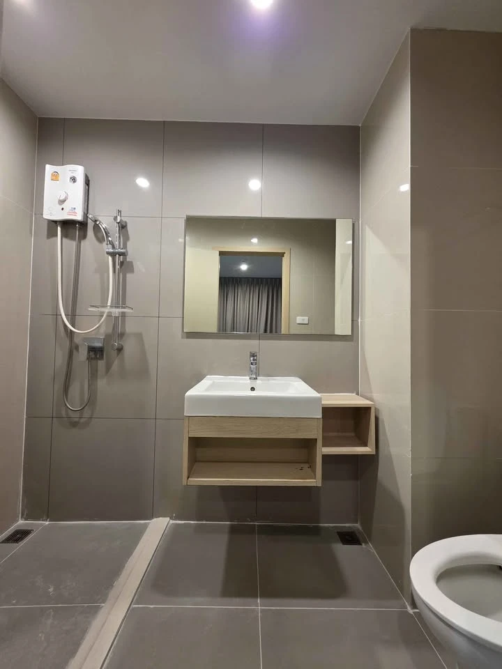 For rent, Nue Noble Ngamwongwan, 21st floor, beautiful view, cheap price, convenient, complete here. If you miss it, you will regret it.