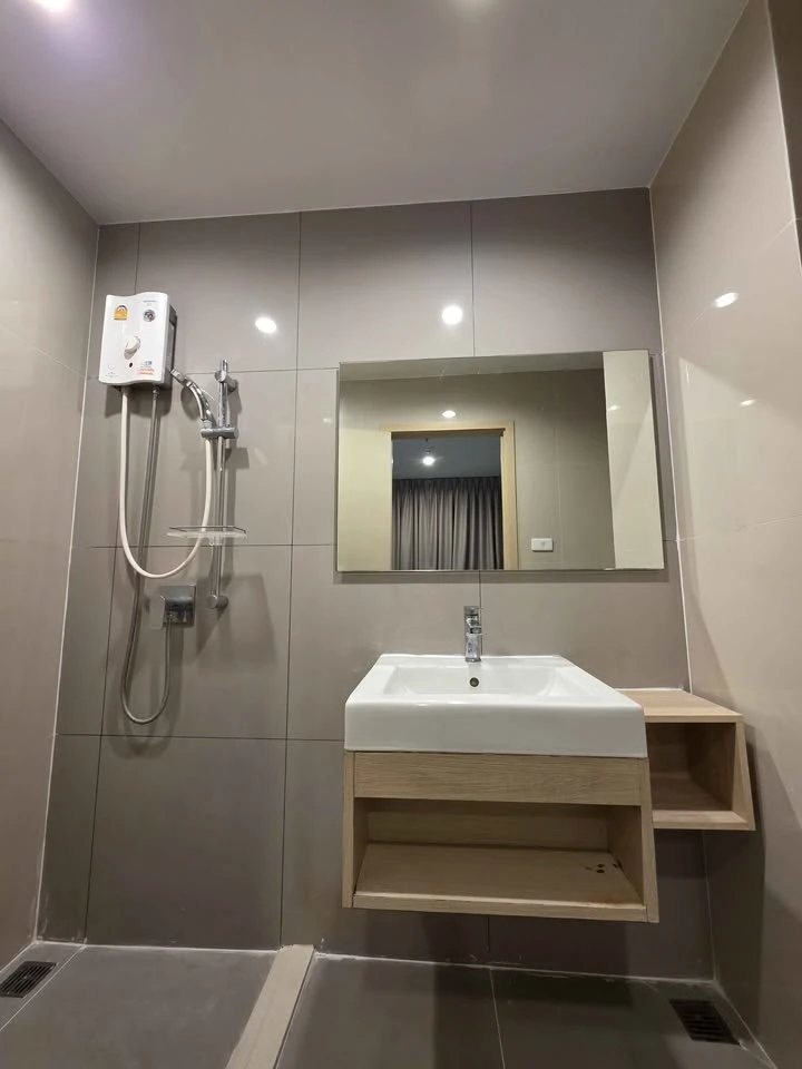 For rent, Nue Noble Ngamwongwan, 21st floor, beautiful view, cheap price, convenient, complete here. If you miss it, you will regret it.