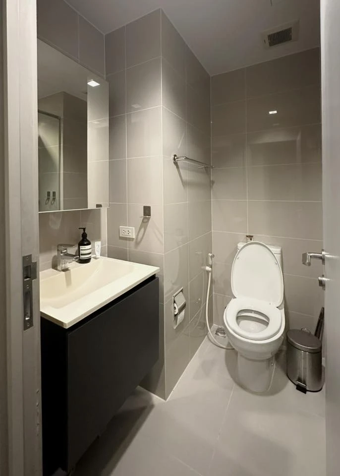 For rent: Nye By Sansiri, high floor unit, fully furnished, spacious and comfortable. Book now, don't miss out!!!