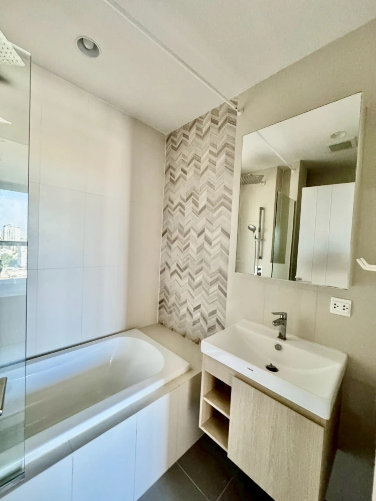 [ให้เช่า] Oka Haus Sukhumvit 36 | ห้องกว้าง มีอ่างอาบน้ำ (Bathtub) ชั้น 21 ทิศตะวันออกรับแดดเช้า วิวเมืองสวยโปร่ง (City View) 🏢🛁🌅✨