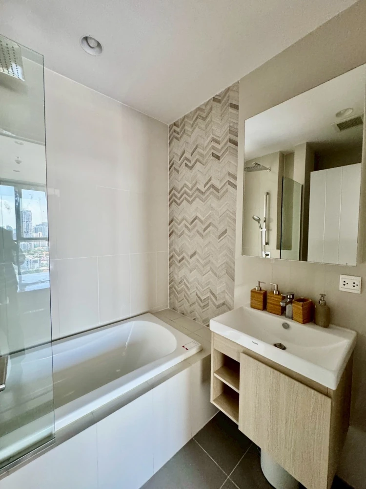 [FOR RENT] Oka Haus Sukhumvit 36 | High-Floor 1-Bed with Bathtub & Open City View (North Facing) 🏢🛁🏙️✨