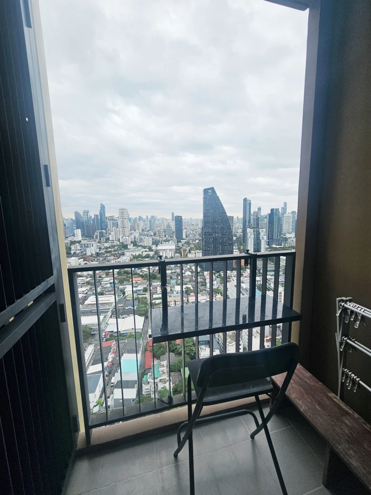 ให้เช่า Oka Haus Sukhumvit 36 2 ห้องนอน พื้นที่ใช้สอยเยอะ เฟอร์ครบครัน มองเห็นวิวสวยจากชั้นสูง จองเลย