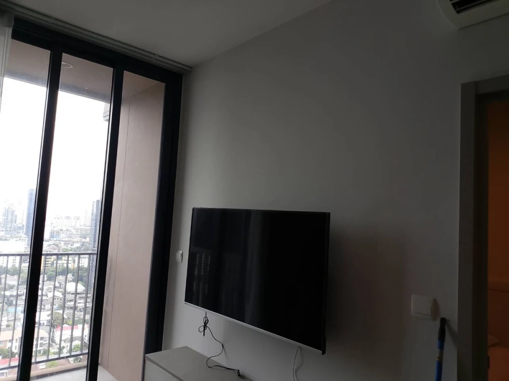 For rent: Oka Haus Sukhumvit 36, 25th floor, spacious room, fully furnished, nice to live in. Reserve now, don't delay.