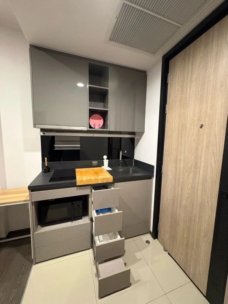 For rent: Oka Haus Sukhumvit 36, 8th floor, fully furnished unit. Book now! Don't miss out! Hurry!
