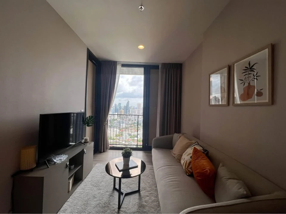 For rent: Oka Haus Sukhumvit 36, high floor unit, fully furnished, spacious and comfortable. Book now!