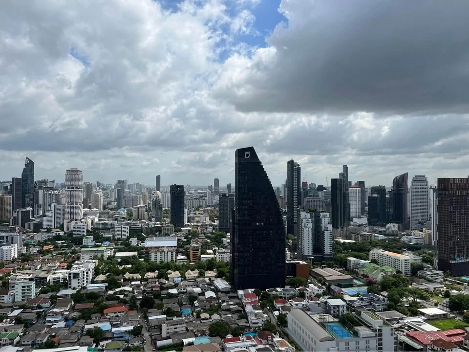 For rent: Oka Haus Sukhumvit 36, high floor unit, fully furnished, spacious and comfortable. Book now!
