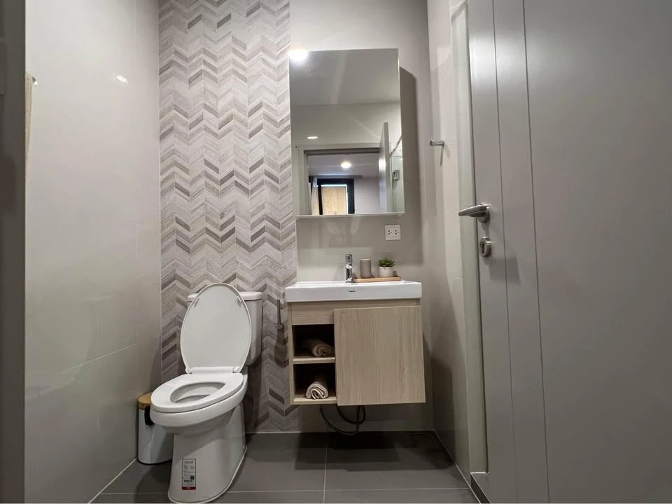For rent: Oka Haus Sukhumvit 36, high floor unit, fully furnished, spacious and comfortable. Book now!