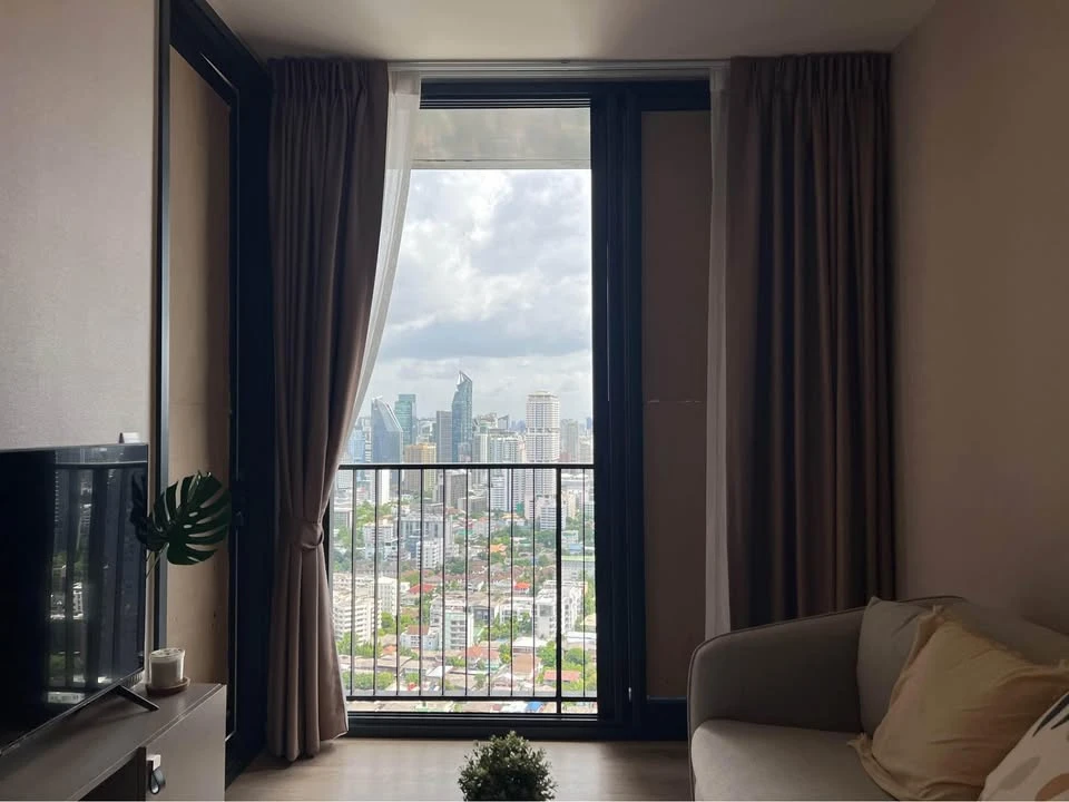 For rent: Oka Haus Sukhumvit 36, high floor unit, fully furnished, spacious and comfortable. Book now!