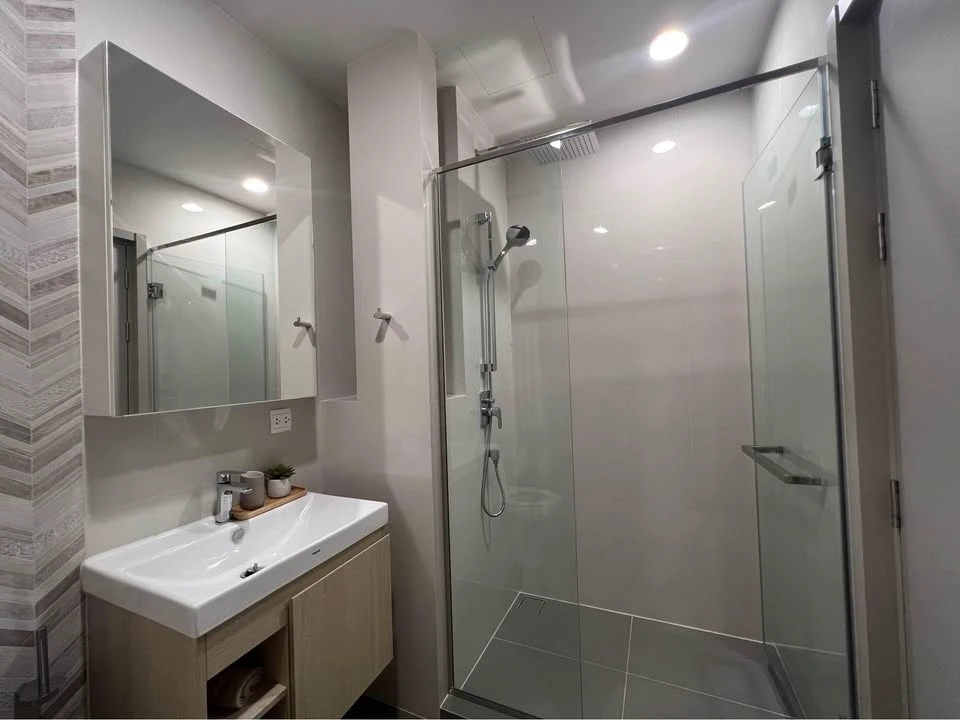 For rent: Oka Haus Sukhumvit 36, high floor unit, fully furnished, spacious and comfortable. Book now!