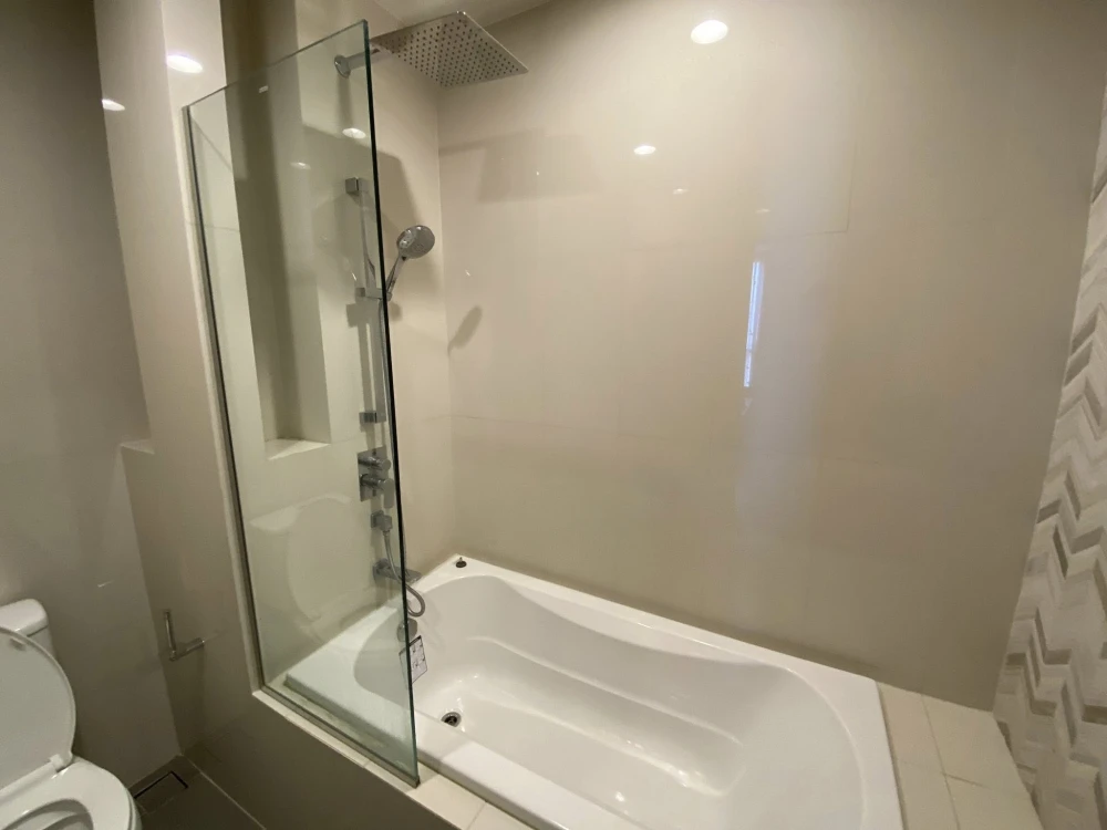 For rent: Oka Haus Sukhumvit 36, 22nd floor (very high floor), fully furnished. Book now!