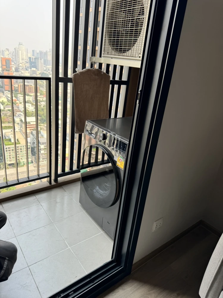 For rent: Oka Haus Sukhumvit 36, fully furnished, ready to move in, 36th floor, with balcony and city view. Come and reserve now, don't miss out!