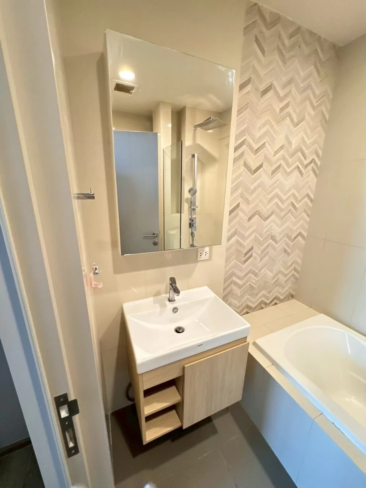 For rent: Oka Haus Sukhumvit 36, fully furnished, ready to move in, 36th floor, with balcony and city view. Come and reserve now, don't miss out!