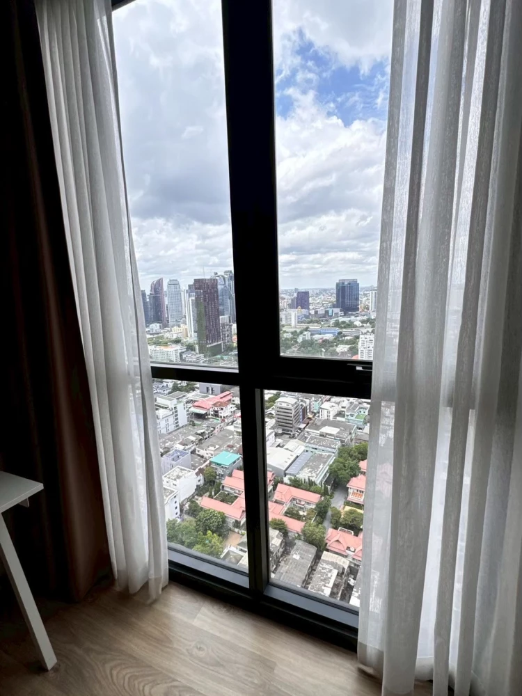 For rent: Oka Haus Sukhumvit 36, fully furnished, ready to move in, 36th floor, with balcony and city view. Come and reserve now, don't miss out!