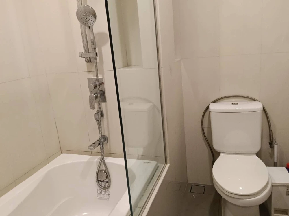 For rent: Oka Haus Sukhumvit 36, fully furnished, ready to move in, 36th floor, with balcony and city view. Come and reserve now, don't miss out!