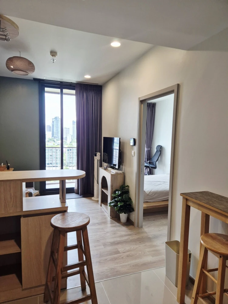 For rent: Oka Haus Sukhumvit 36. Beautifully furnished and fully equipped unit with bathtub. Great location. Book now!