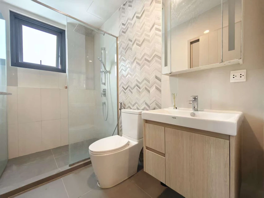 Oka Haus Sukhumvit 36 ​​for rent with beautiful city view without any buildings blocking it. Bright, airy, spacious room, quiet and private atmosphere