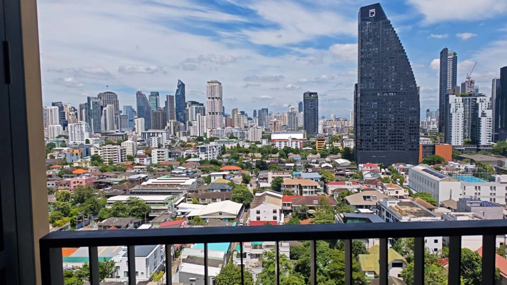 Oka Haus Sukhumvit 36 ​​for rent with beautiful city view without any buildings blocking it. Bright, airy, spacious room, quiet and private atmosphere