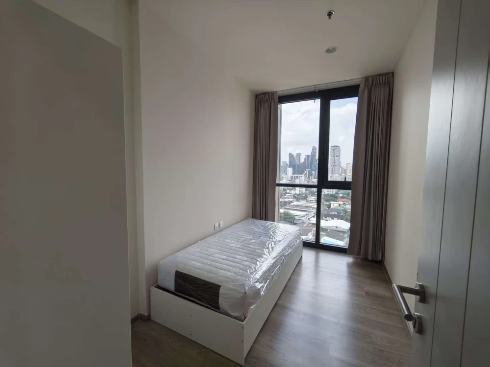 Oka Haus Sukhumvit 36 ​​for rent with beautiful city view without any buildings blocking it. Bright, airy, spacious room, quiet and private atmosphere