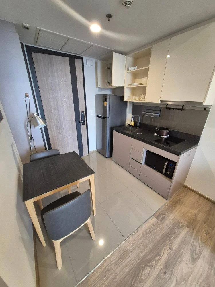 For rent: Oka Haus Sukhumvit 36, comfortable room, not cramped or stuffy, fully furnished, move in now, don't hesitate.