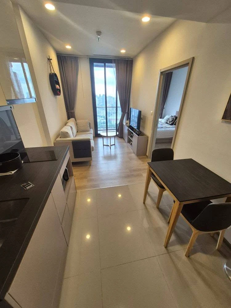 For rent: Oka Haus Sukhumvit 36, comfortable room, not cramped or stuffy, fully furnished, move in now, don't hesitate.