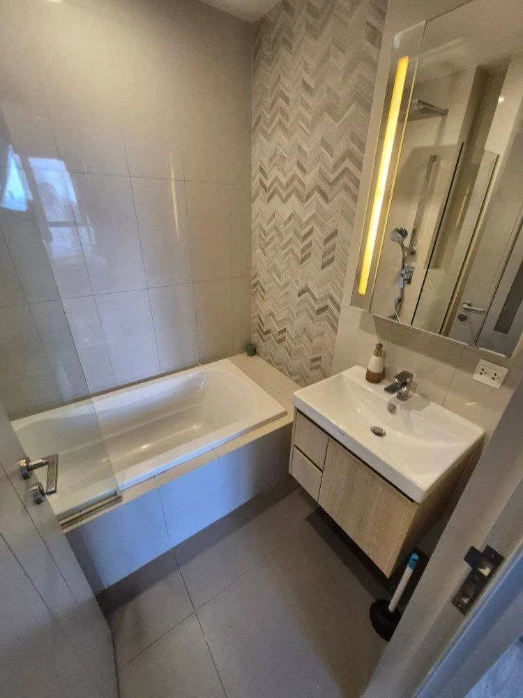 For rent: Oka Haus Sukhumvit 36, comfortable room, not cramped or stuffy, fully furnished, move in now, don't hesitate.