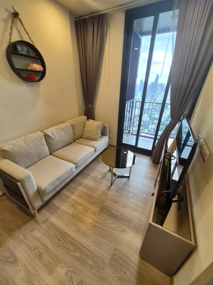 For rent: Oka Haus Sukhumvit 36, comfortable room, not cramped or stuffy, fully furnished, move in now, don't hesitate.