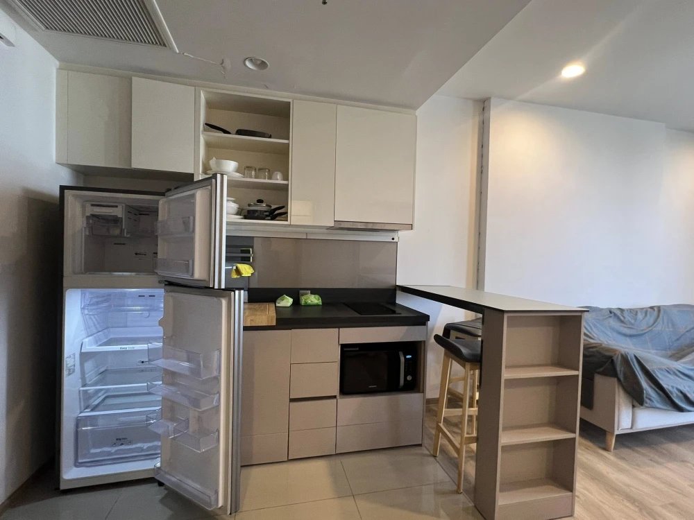 Oka Haus apartment for rent, located on the 37th floor. Very high floor with stunning city views and no obstructing buildings. Book now!