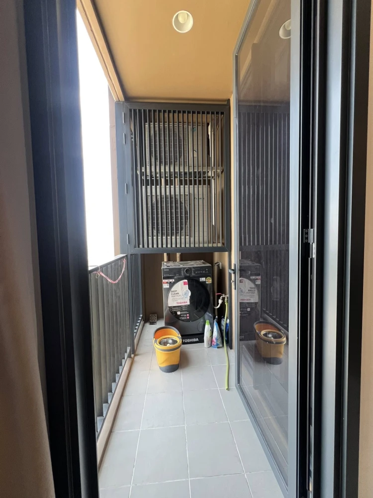 Oka Haus apartment for rent, located on the 37th floor. Very high floor with stunning city views and no obstructing buildings. Book now!