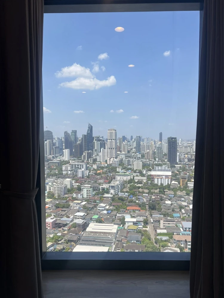 Oka Haus apartment for rent, located on the 37th floor. Very high floor with stunning city views and no obstructing buildings. Book now!