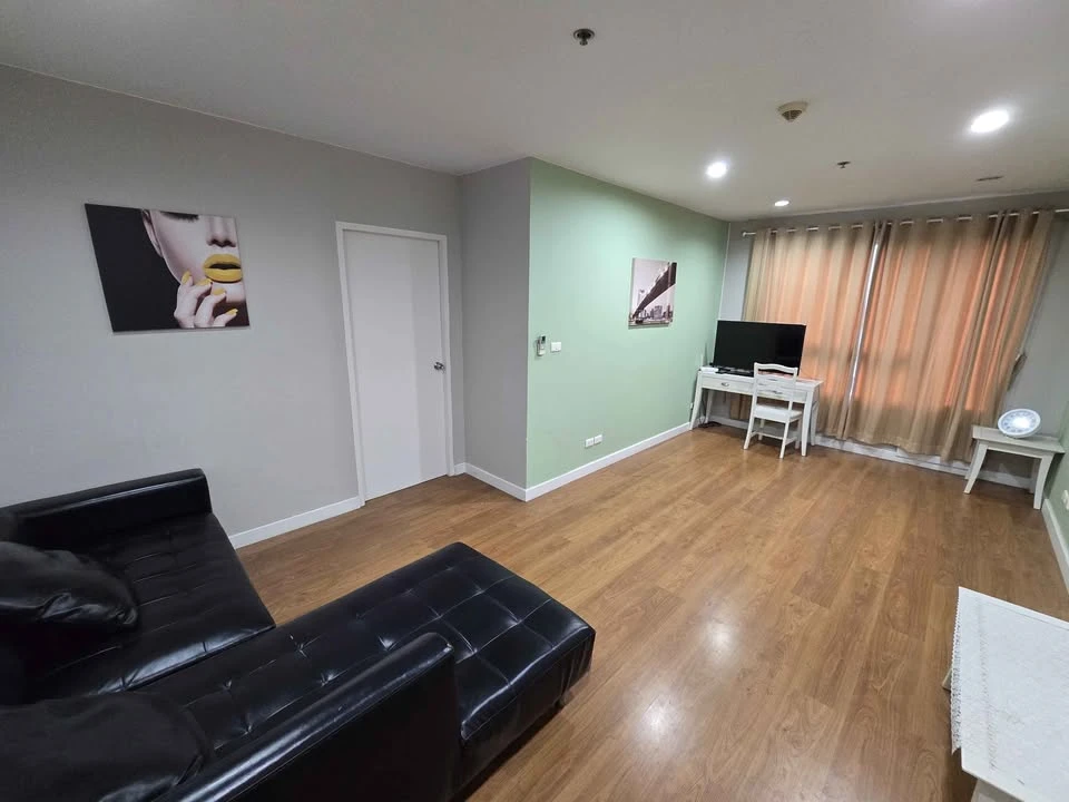 For rent, one X Sukhumvit 26, 1 bedroom, 1 bathroom, spacious living space, room with soothing tones, first come first served.