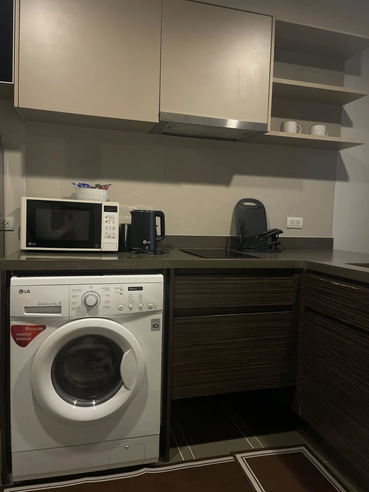 For rent: Onyx Phahonyothin, 12th floor, city and pool view, fully furnished, very livable. Book now!