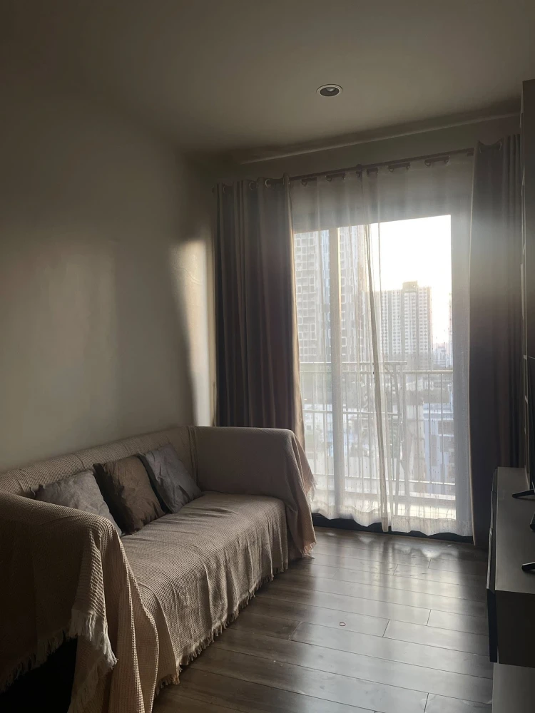For rent: Onyx Phahonyothin, 12th floor, city and pool view, fully furnished, very livable. Book now!