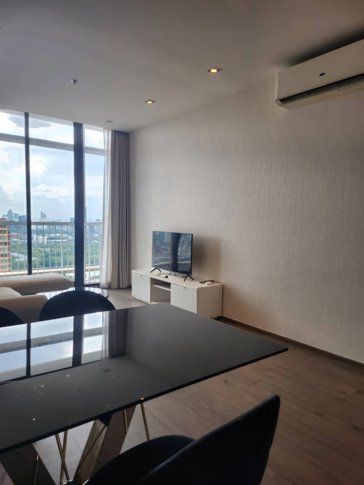 For rent: Origin Phrom Phong, very high floor, wallpapered throughout, 2 bedrooms, 2 bathrooms (with bathtub), reserve now!