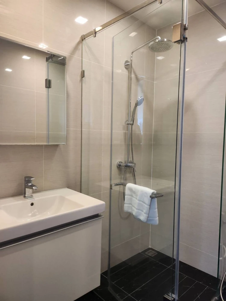 For rent: Origin Phrom Phong, very high floor, wallpapered throughout, 2 bedrooms, 2 bathrooms (with bathtub), reserve now!