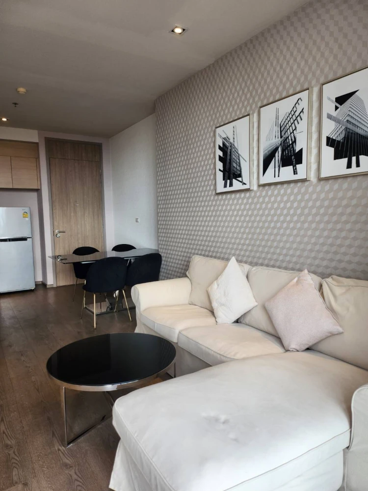 For rent: Origin Phrom Phong, very high floor, wallpapered throughout, 2 bedrooms, 2 bathrooms (with bathtub), reserve now!