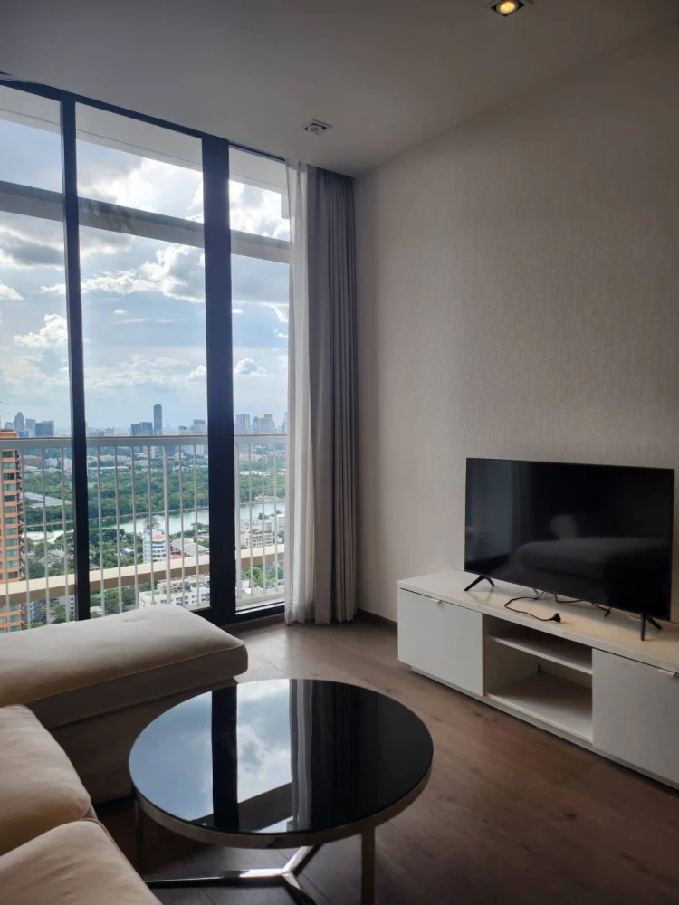For rent: Origin Phrom Phong, very high floor, wallpapered throughout, 2 bedrooms, 2 bathrooms (with bathtub), reserve now!