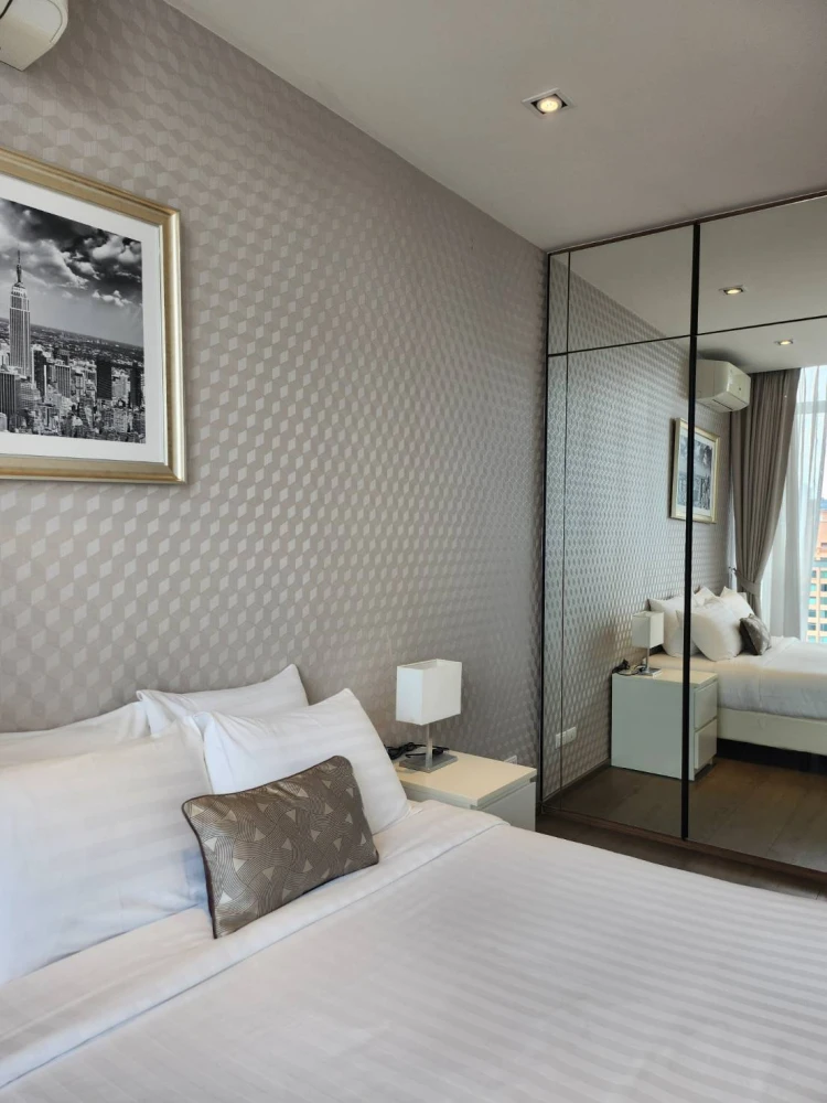 For rent: Origin Phrom Phong, very high floor, wallpapered throughout, 2 bedrooms, 2 bathrooms (with bathtub), reserve now!