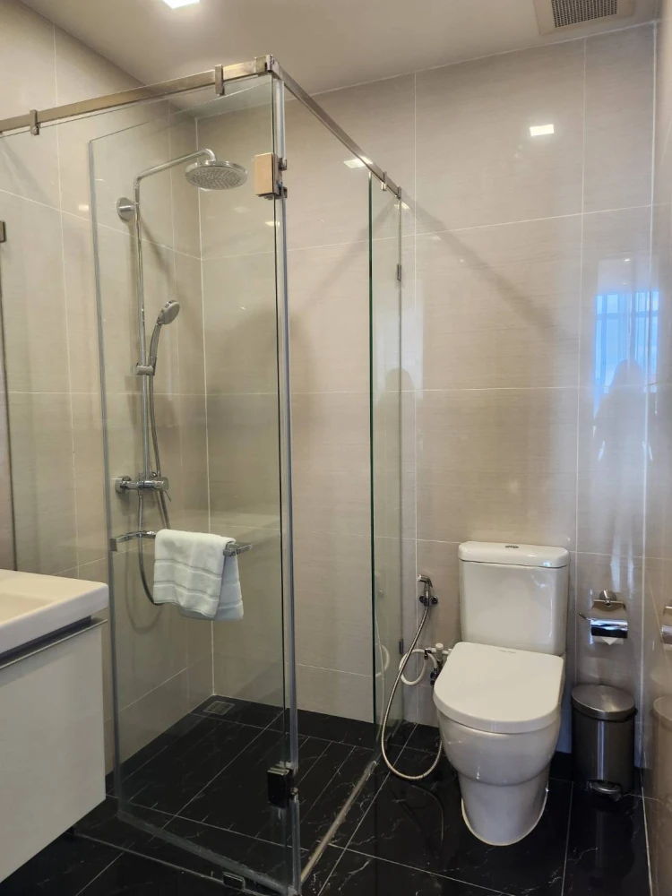 For rent: Origin Phrom Phong, very high floor, wallpapered throughout, 2 bedrooms, 2 bathrooms (with bathtub), reserve now!