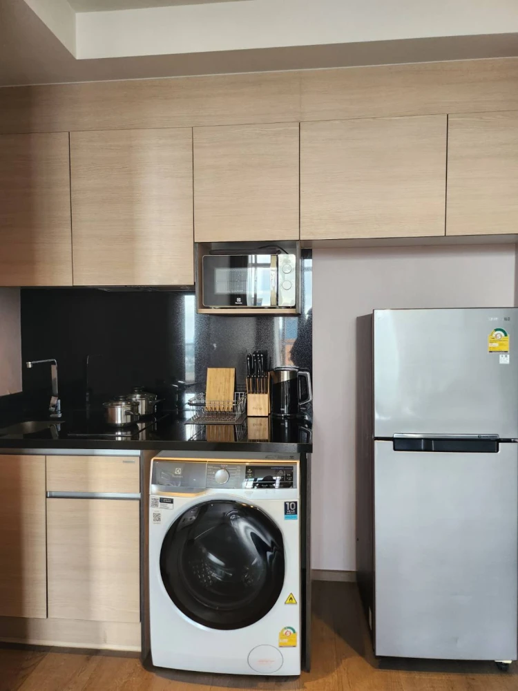 For rent: Origin Phrom Phong, very high floor, wallpapered throughout, 2 bedrooms, 2 bathrooms (with bathtub), reserve now!