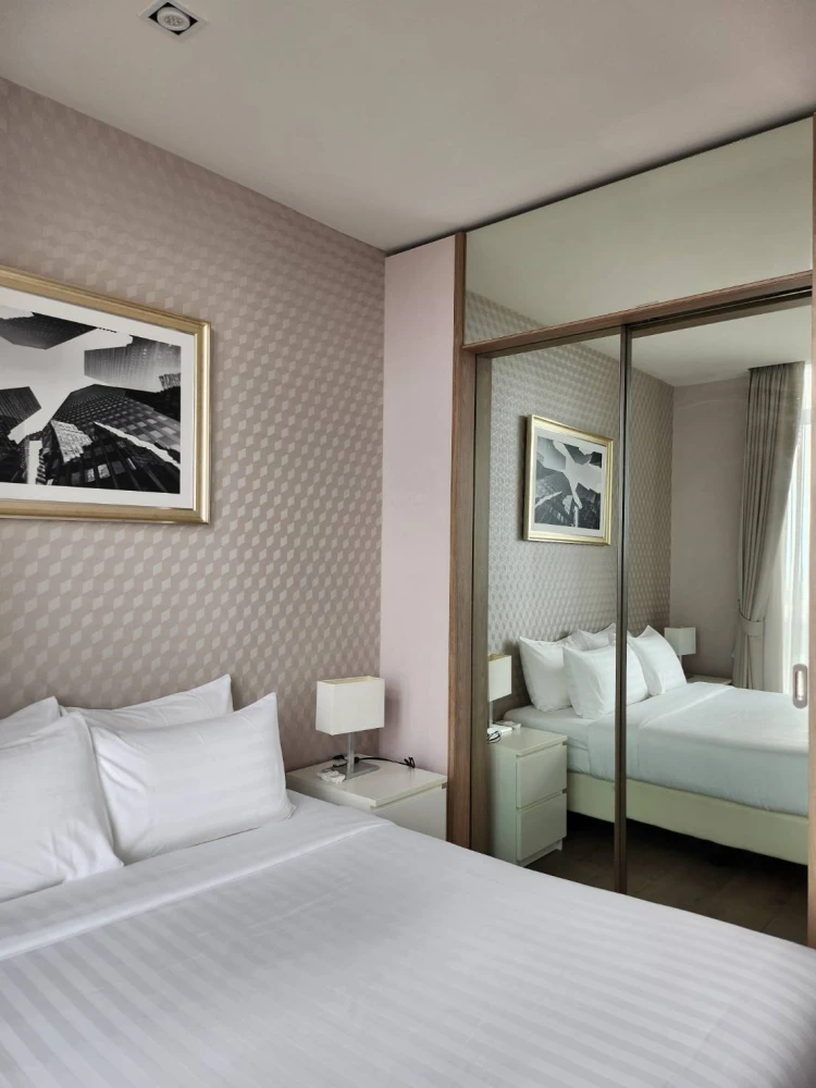 For rent: Origin Phrom Phong, very high floor, wallpapered throughout, 2 bedrooms, 2 bathrooms (with bathtub), reserve now!