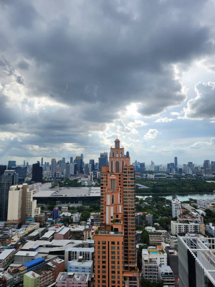 For rent: Origin Phrom Phong, very high floor, wallpapered throughout, 2 bedrooms, 2 bathrooms (with bathtub), reserve now!
