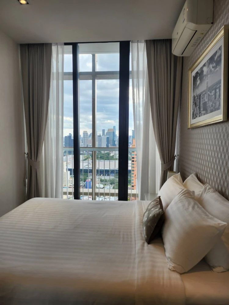 For rent: Origin Phrom Phong, very high floor, wallpapered throughout, 2 bedrooms, 2 bathrooms (with bathtub), reserve now!