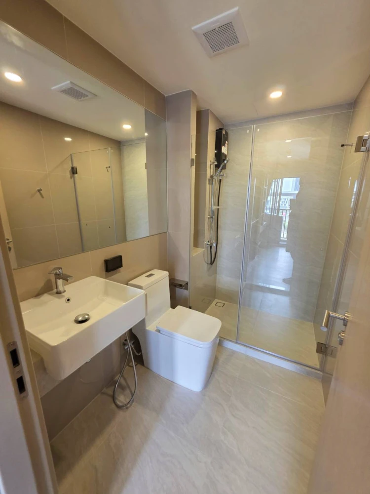Condo for rent at Origin Place Bangna, 5th floor. Nice unit, fully furnished. Book now!
