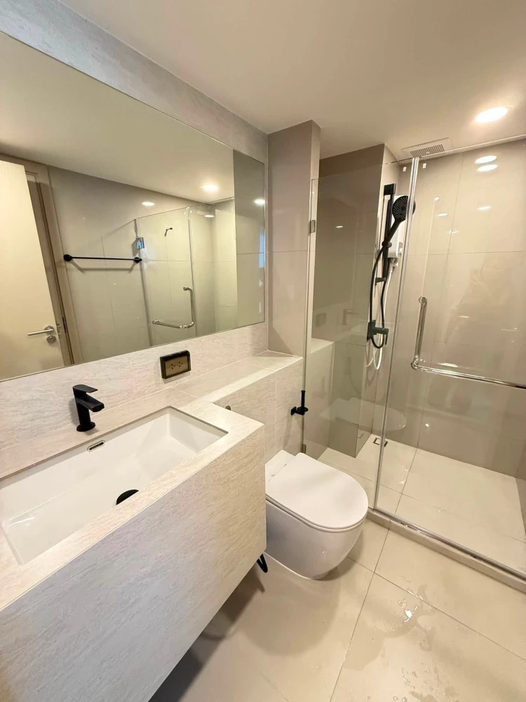 For rent: Origin Play Bangkhunnon Triple Station, 19th floor. Nice, fully furnished unit. Book now!