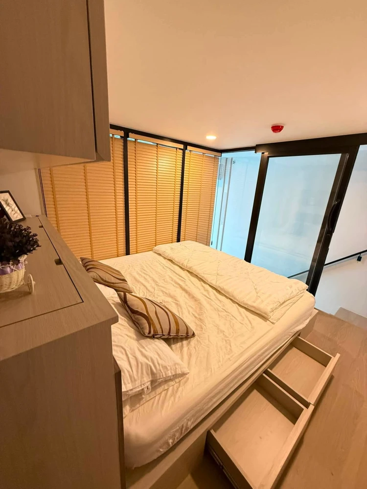 For rent: Origin Play Bangkhunnon Triple Station, 19th floor. Nice, fully furnished unit. Book now!