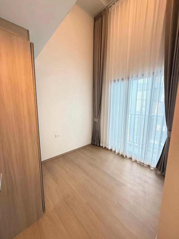 For rent: Origin Play Bangkhunnon Triple Station, 19th floor. Nice, fully furnished unit. Book now!