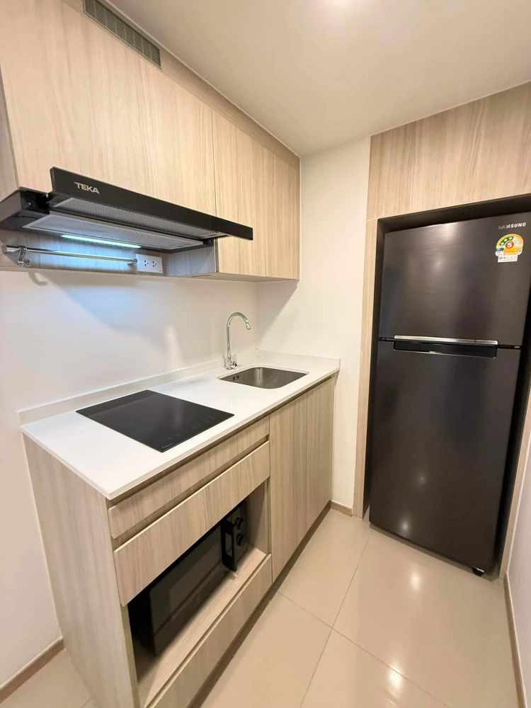 For rent: Origin Play Bangkhunnon Triple Station, 19th floor. Nice, fully furnished unit. Book now!