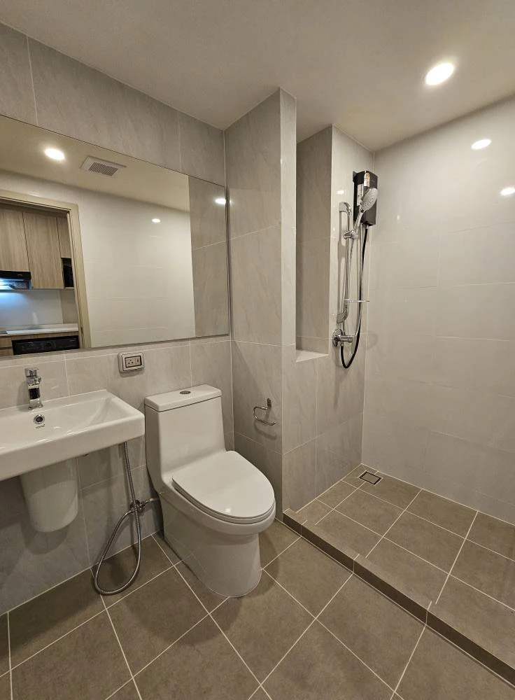 For rent: Origin Play Sri Udom Station, 1 bedroom, 1 bathroom, good location, convenient transportation, swimming pool view, reserve now.